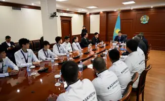 Министр Ербол Мырзабосынов поздравил Айым Серикбаеву с победой на юниорском чемпионате мира по таеквондо