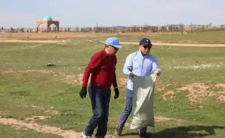 Субботник в Сарыагаше: Участники очистили улицы и посадили деревья