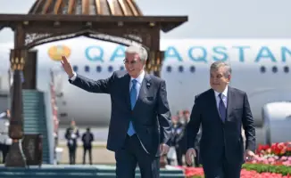 Токаев в Узбекистане: цветы, песни и дипломатические танцы