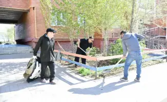 Актобе: жители очищают дворы от мусора