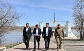 Обновление пляжа Заря в Семее установка спасательных вышек шезлонгов и биотуалетов