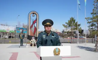 В Павлодаре министр по ЧС возложил цветы к памятнику спасателей и вручил ключи от новой техники