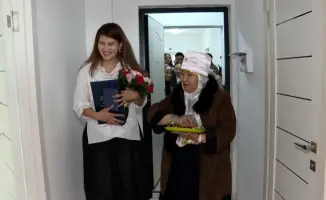 Молодые казахстанские учёные получили ключи от квартир от Президента Касым-Жомарта Токаева в преддверии Дня работников науки, что подчеркивает поддержку и признание их вклада в развитие науки в стране.