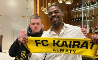 Шарф от казахстанца: Джон Джонс проверил стойкость в бою