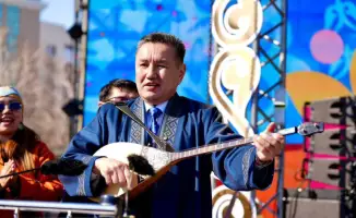 В марте чиновники Казахстана активно занимались различными мероприятиями, включая празднования и решения актуальных проблем. В то время как одни из них отмечали достижения, другие сталкивались с критикой и вызовами, что создало контраст в их деятельности.