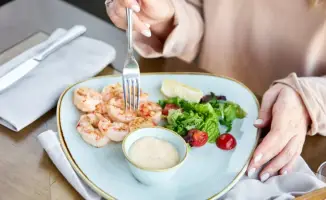 Правовые аспекты запрета на вход с собственными продуктами в кафе и рестораны Казахстана: мнение юриста