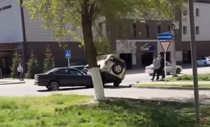 Павлодар: кроссовер врезался в BMW на городских улицах Павлодаре