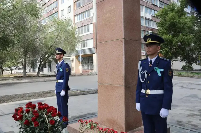 Празднование Дня защитника Отечества началось с возложения цветов и почтения памяти генерал-лейтенанта Жансена Кереева