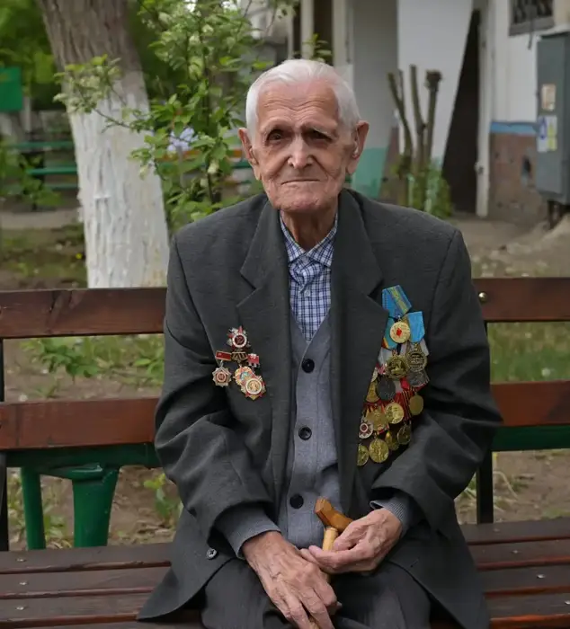 В преддверии Дня Победы аким Павлодарской области Асаин Байханов посетил ветеранов Великой Отечественной войны, проживающих в регионе (9)