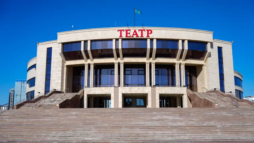 Русский театр в ВКО отметил 90-летие и получил автобус в подарок