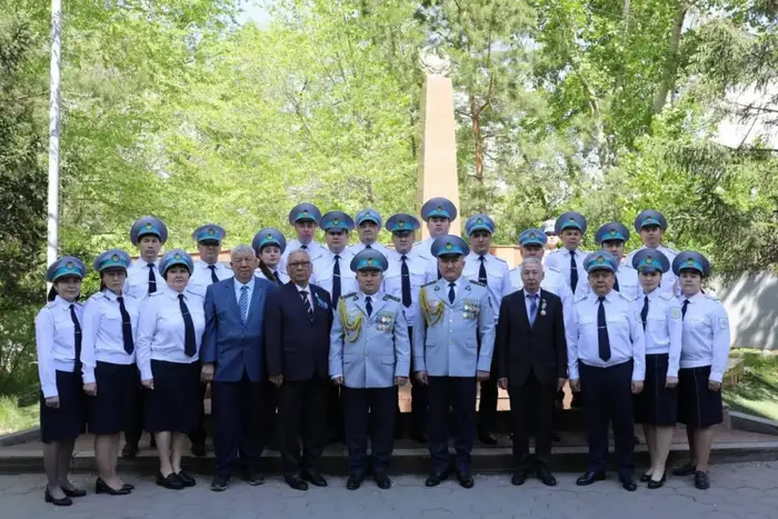 Транспортные полицейские возложили цветы к монументу в Астане в память о героях Великой Победы