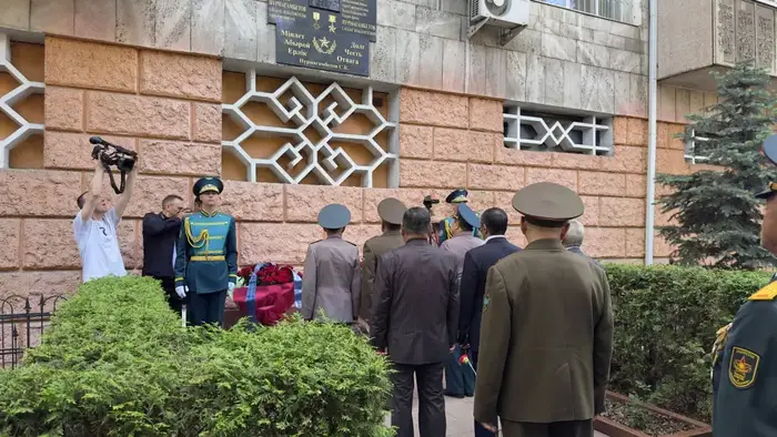 Церемония возложения цветов в Алматы в память о генерале армии Сагадате Нурмагамбетове