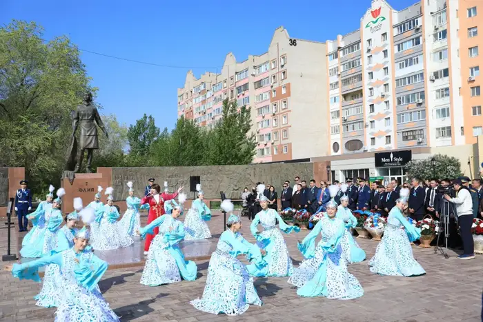 Церемония памяти Алии Молдагуловой укрепляет связь поколений и уважение к историческому наследию