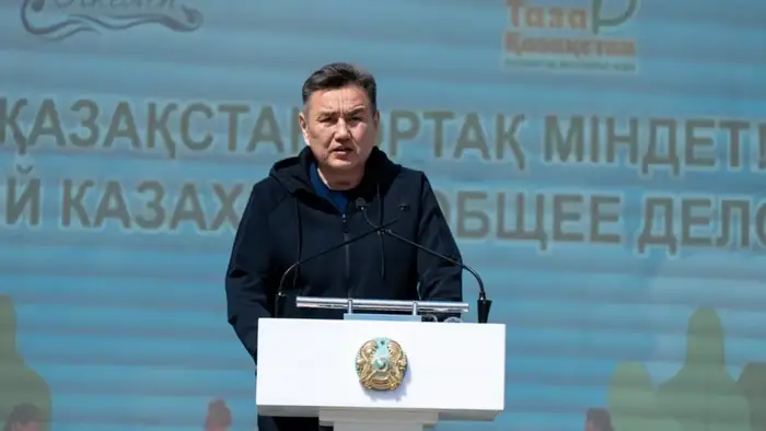 Выпускники Усть-Каменогорска высадили деревья в аллее