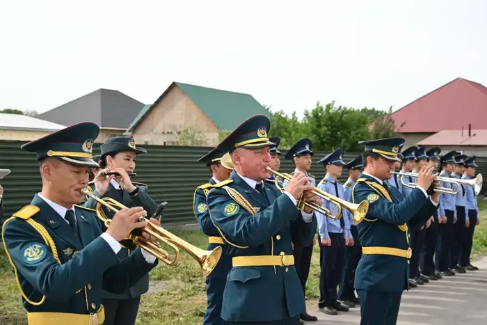Вручение подарков ветерану ВОВ подчеркивает важность памяти и поддержки участников войны