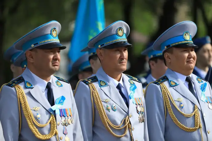 Цветы у Обелиска Славы в Актобе