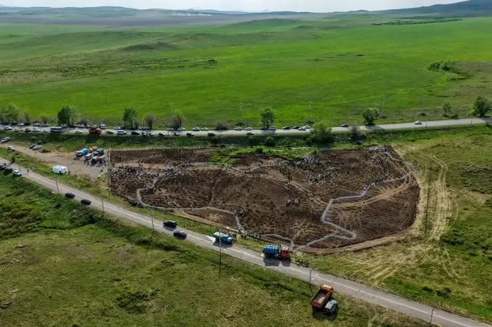 В Усть-Каменогорске высадили 7 тысяч саженцев, создавая контур карты ВКО