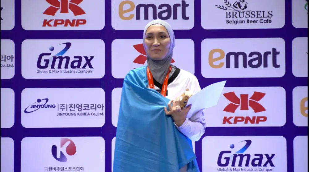 Золотая победа: Камиля Досмалова взошла на пьедестал чемпионата Азии по паратхэквондо