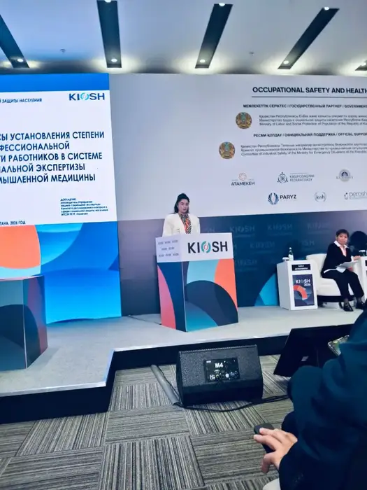 Обсуждение новых регуляторных требований в промышленной медицине на KIOSH 2026 в Астане