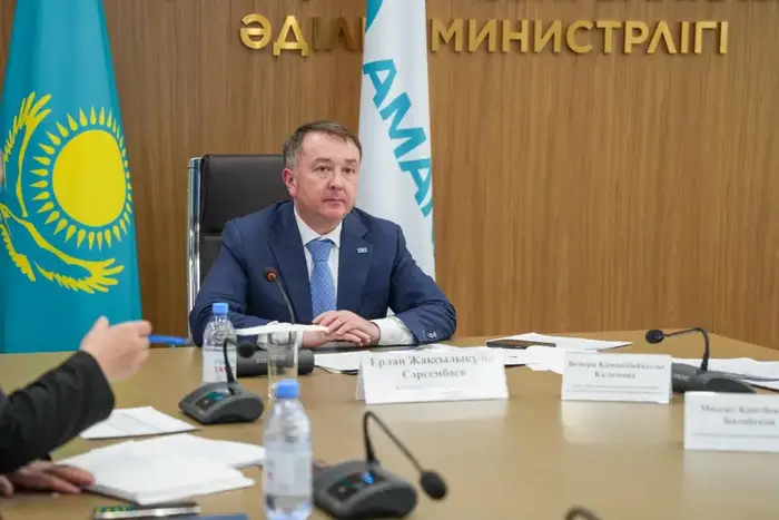 Обсуждение проблем с нотариальной палатой и регистрационной службой на приёме у министра юстиции РК может привести к изменениям в работе государственных служб