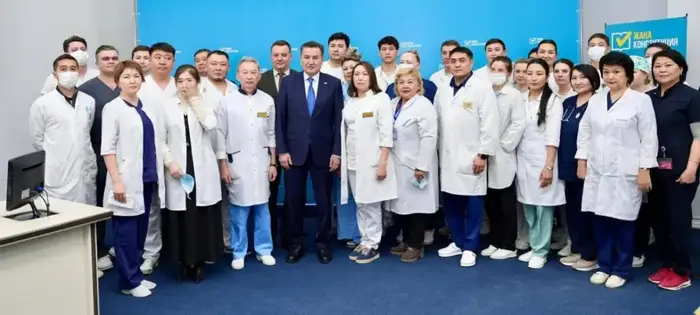 Аким ВКО подчеркнул важность работы медицинских сестёр и предложил меры поддержки молодым специалистам