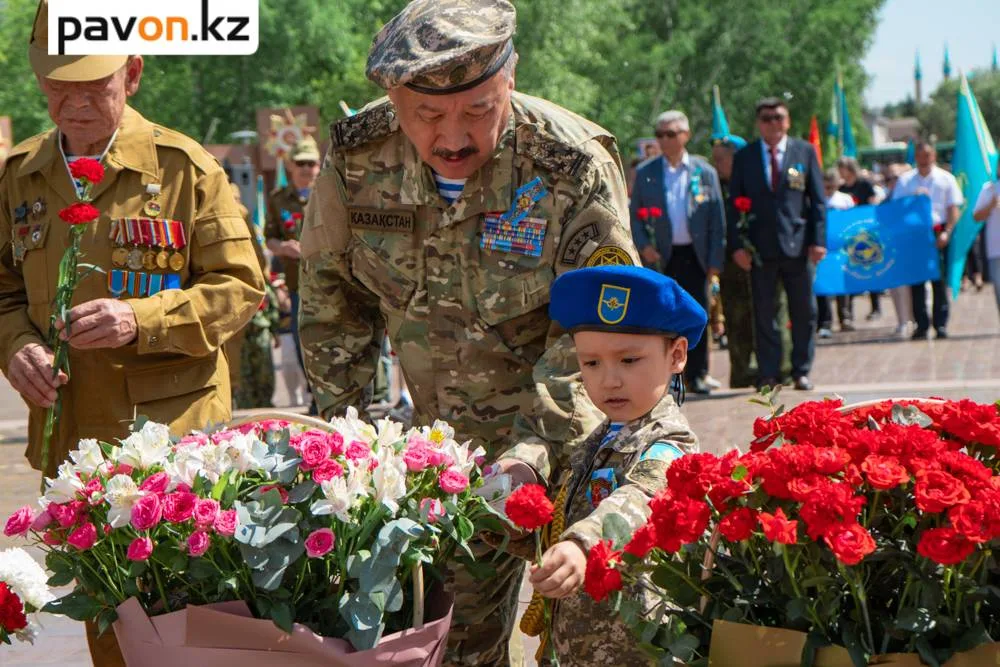 Павлодарцы зажгли свечи памяти: Вечный огонь стал символом единства и уважения в день Победы Павлодаре