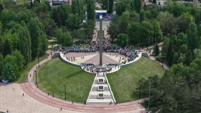 В областном центре ВКО возложили цветы к мемориалу Славы в День Победы