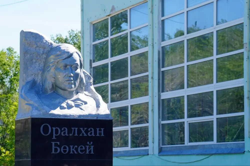 В Восточно-Казахстанской области прозвенел последний звонок для более 5 тысяч выпускников
