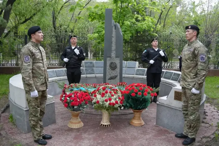 Память о fallen полицейских: символ мужества и верности долгу в Карагандинской области