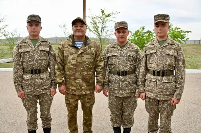 Семейное братство: три родных брата шагают по армейскому пути вместе