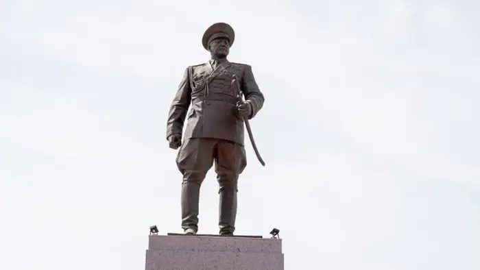 В Усть-Каменогорске прошла церемония возложения цветов к памятнику Народного Героя Сагадата Нурмагамбетова