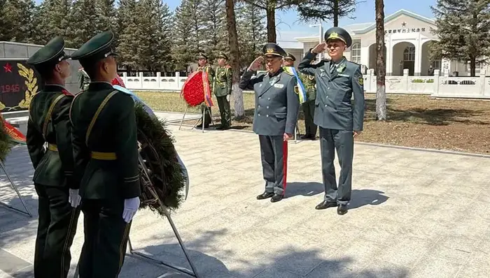 Церемония возложения цветов в Китае в честь 81-й годовщины Победы в Великой Отечественной войне