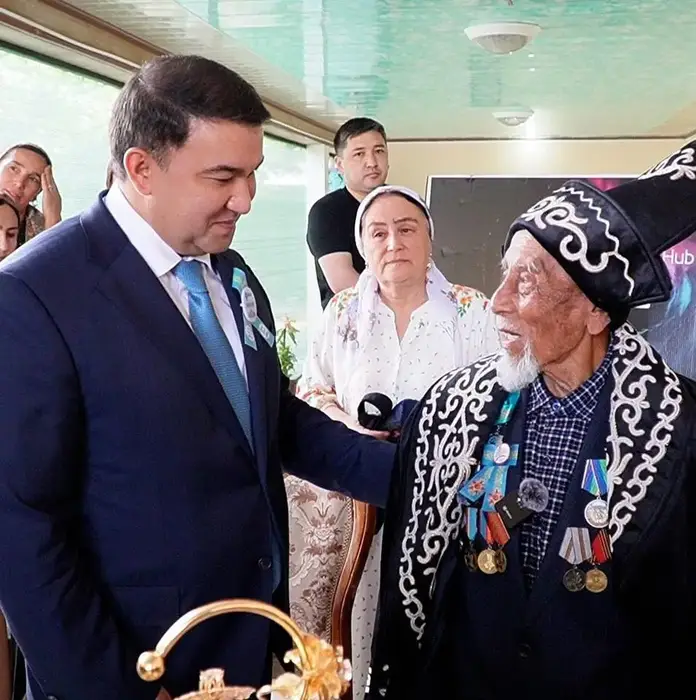 Аким Туркестанской области поздравил 100-летнего ветерана с Днем Победы