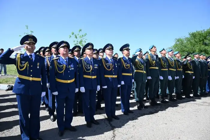 Алматы отмечает День защитника Отечества поднятием флага