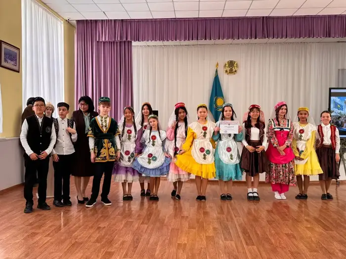 Фестиваль Дня единства народа Казахстана в Актау культура народов национальные костюмы