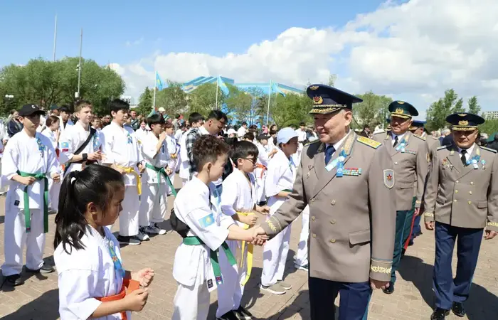 Министр обороны Казахстана и ветераны почтили память героев Великой Отечественной войны у монумента «Отан Ана»