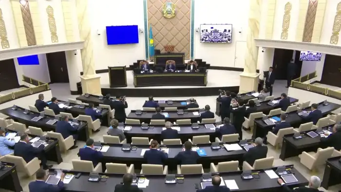 Сенат РК утвердил закон о госслужбе