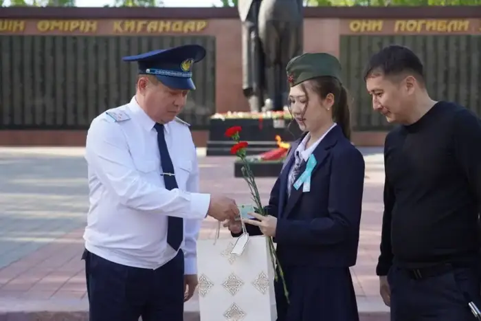В Костанайской области подросткам вручили первые удостоверения личности и отметили важность ответственности