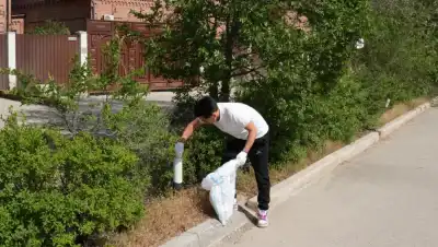 Атырау: молодые экологические герои пробежали по берегу, собирая мусор и вдохновение