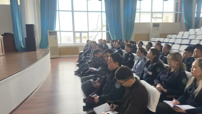Караганда: молодые полицейские на уроках безопасности!