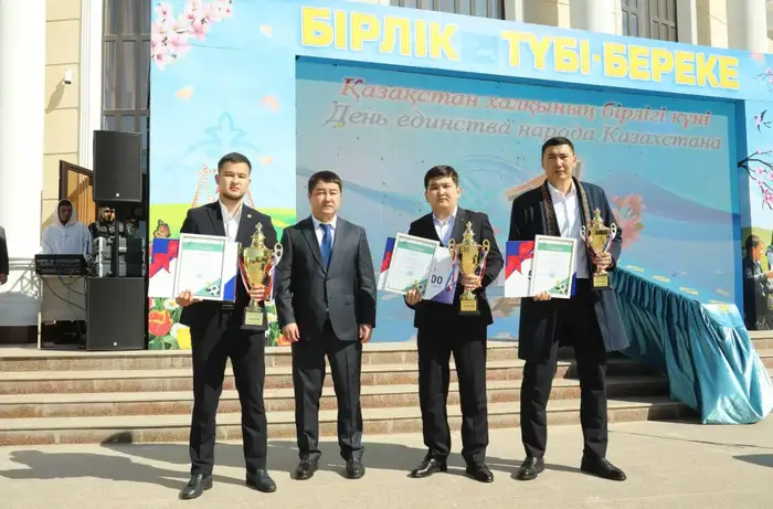 В Мангистау прошло торжественное мероприятие ко Дню единства народа Казахстана с награждением победителей турнира по мини-футболу.