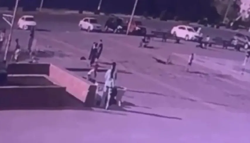 В Экибастузе ребенок упал в колодец: момент попал на видео