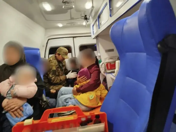 Пятеро детей и их мать пострадали в результате ДТП в Павлодарской области и были экстренно доставлены в больницу.