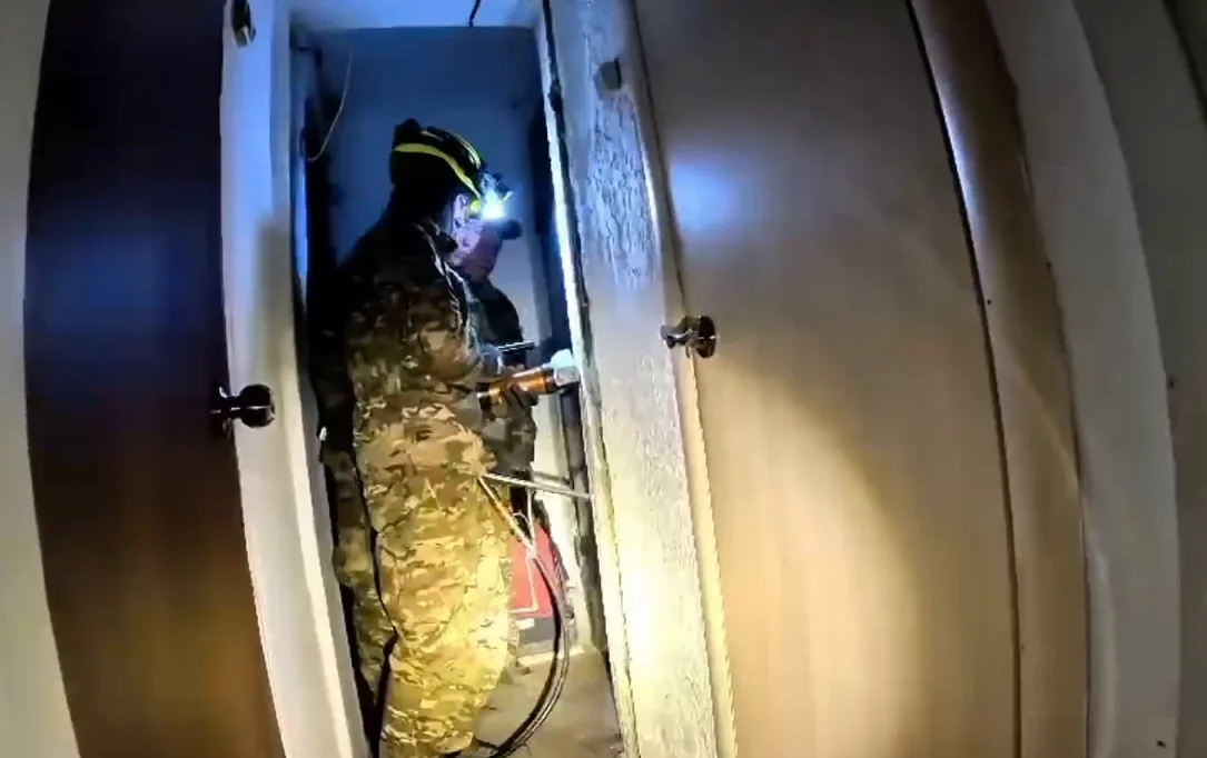 Спасатели вырвали павловарца из заточения: мужчина заперт в квартире Павлодаре