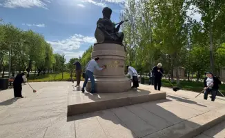 Уборка и благоустройство памятников в Астане как шаг к формированию экологической культуры