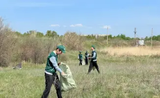 Чистота берега: молодые защитники природы в Астане очищают канал Нура-Есиль