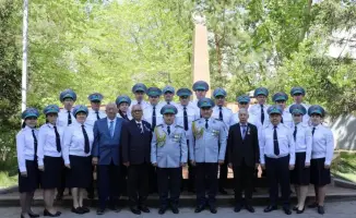 Транспортные полицейские возложили цветы к монументу в Астане в память о героях Великой Победы