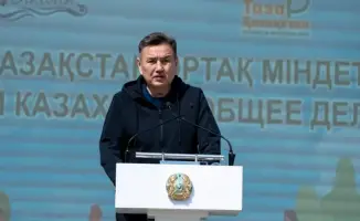 Выпускники Усть-Каменогорска высадили деревья в аллее