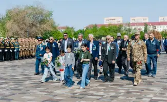 В Атырау жители возложили цветы к Вечному огню в День Победы