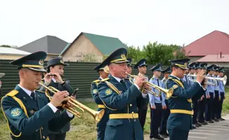 Вручение подарков ветерану ВОВ подчеркивает важность памяти и поддержки участников войны